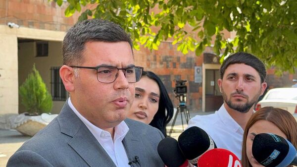 Пресс-секретарь министра внутренних дел Нарек Саркисян отвечает на вопросы журналистов (27 сентября 2025). Ереван - Sputnik Армения