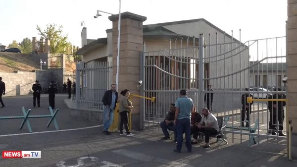 Родители пропавших без вести военнослужащих протестуют перед зданием Министерства обороны (27 сентября 2025). Еревaн - Sputnik Армения