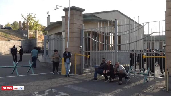 44-օրյա պատերազմի հետևանքով անհետ կորած զինծառայողների ծնողները ՀՀ պաշտպանության նախարարության դիմաց են - Sputnik Արմենիա