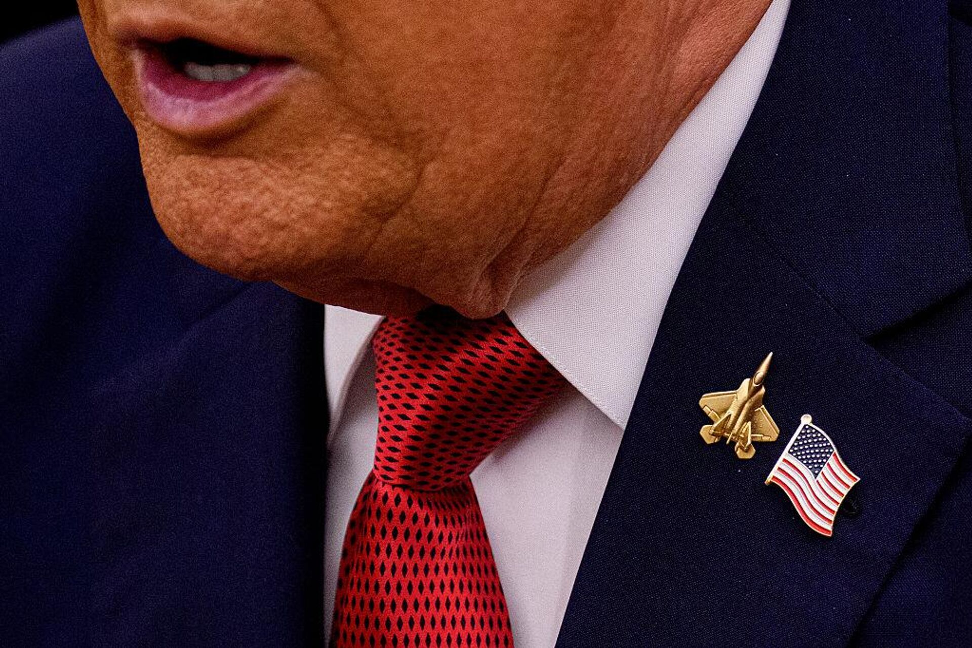 Значок F-22 президента США Дональда Трампа на встрече с президентом Турции Реджепом Тайипом Эрдоганом в Овальном кабинете Белого дома (25 сентября 2025). Вашингтон - Sputnik Армения, 1920, 27.09.2025