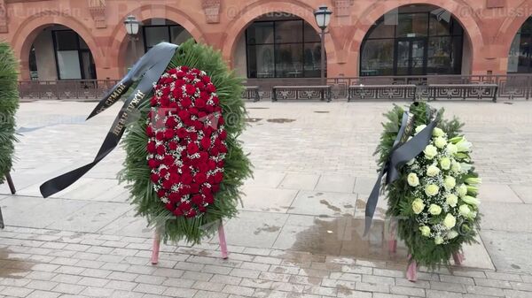 Венки, присланные на церемонию прощания с Тиграном Кеосаяном - Sputnik Արմենիա