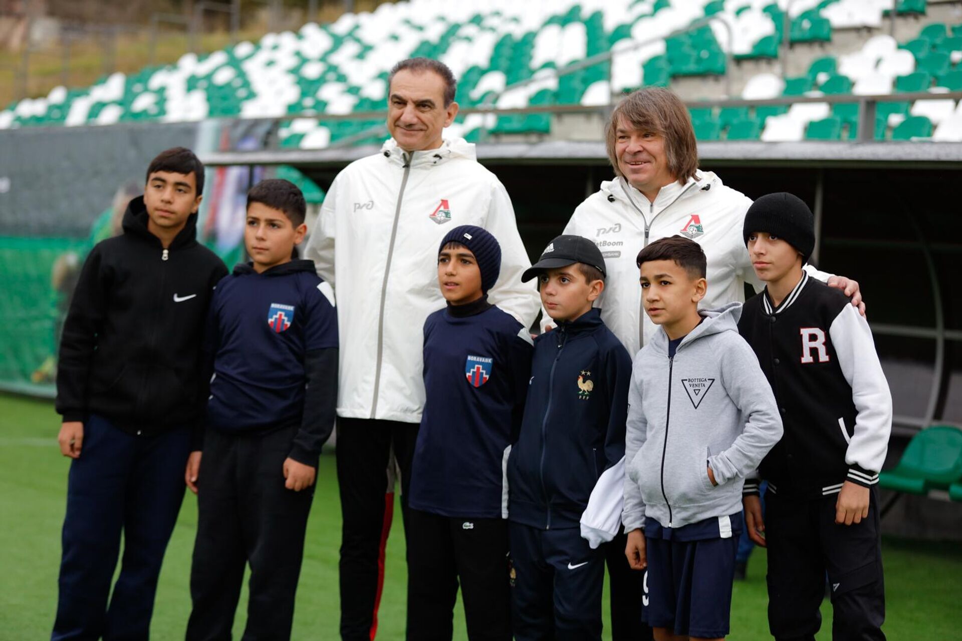 Саркис Оганесян и Дмитрий Лоськов фотографируются с участниками футбольного турнира на приз Романа Березовского - Sputnik Արմենիա, 1920, 28.09.2025