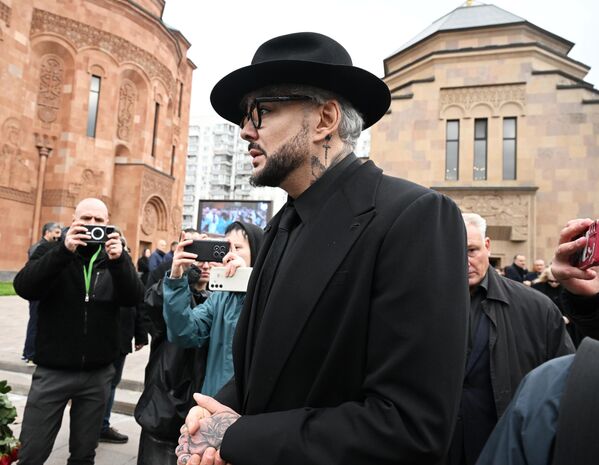 Երգիչ Ֆիլիպ Կիրկորովը Տիգրան Քեոսայանի վերջին հրաժեշտի արարողությանը  - Sputnik Արմենիա