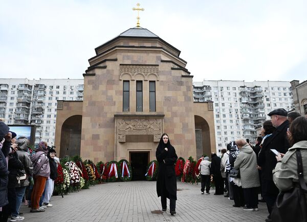 Պետդումայի կրթության հարցերով հանձնաժողովի առաջին փոխնախագահ Ալենա Արշինովան Տիգրան Քեոսայանի հրաժեշտի արարողությանը - Sputnik Արմենիա