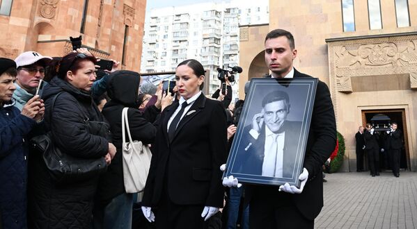 Տիգրան Քեոսայանի հրաժեշտի արարողությունը Մոսկվայի Սուրբ Խաչ հայկական եկեղեցում - Sputnik Արմենիա