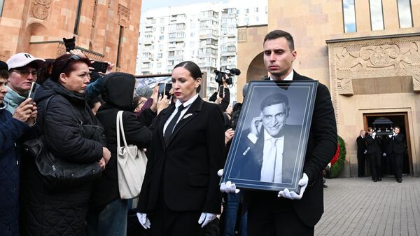 Տիգրան Քեոսայանի վերջին հրաժեշտի արարողությունը Մոսկվայի Սուրբ Խաչ հայկական եկեղեցում - Sputnik Արմենիա