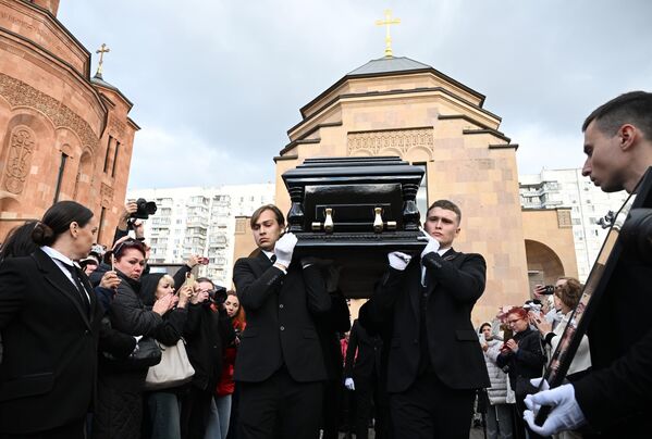 Вынос гроба с телом режиссера и телеведущего Тиграна Кеосаяна после церемонии прощания в армянской церкви Святого креста - Sputnik Армения