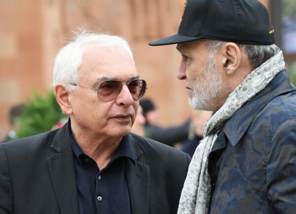 «Մոսֆիլմի» գործադիր տնօրեն Կարեն Շախնազարովը և ՄԳԻՄՕ-ի պրոֆեսոր Անդրանիկ Միհրանյանը Տիգրան Քեոսայանի հրաժեշտի արարողությանը  - Sputnik Արմենիա