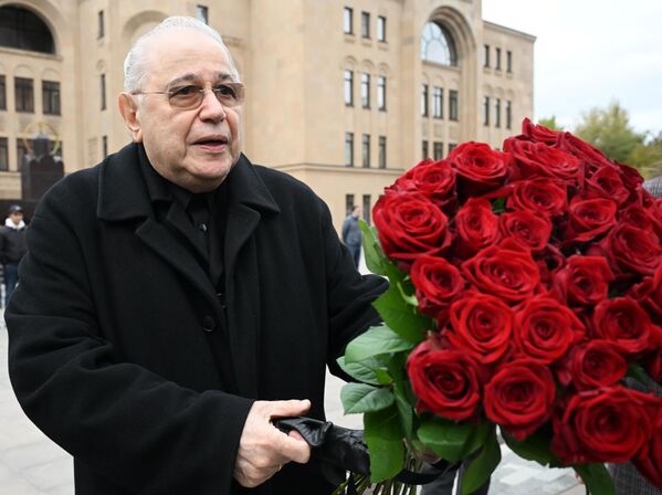 Հումորիստ Եվգենի Պետրոսյանը Տիգրան Քեոսայանի հրաժեշտի արարողությանը  - Sputnik Արմենիա