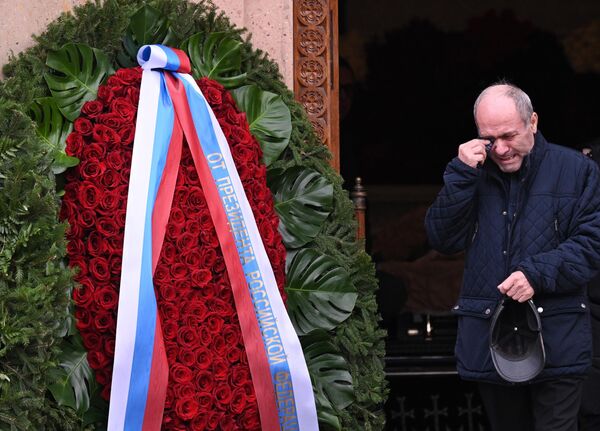 Տիգրան Քեոսայանի հոգեհանգիստը Մոսկվայի Սուրբ Խաչ եկեղեցում - Sputnik Արմենիա