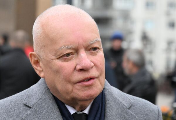 «Ռոսիա սեգոդնյա» մեդիա խմբի գործադիր տնօրեն Դմիտրի Կիսելևը Մոսկվայի Սուրբ Խաչ եկեղեցում մասնակցեց Քեոսայանի հրաժեշտի արարողությանը - Sputnik Արմենիա