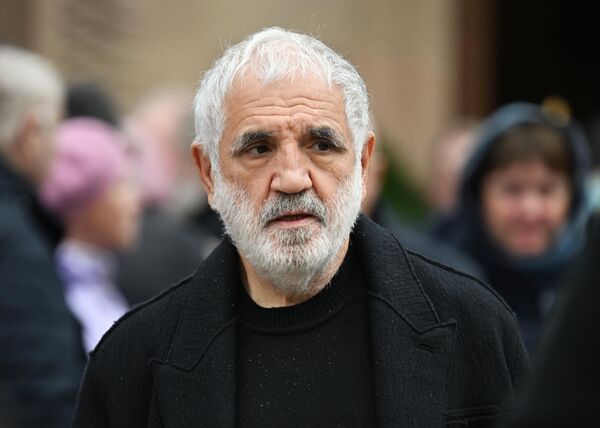 Մեդիամենեջեր և լրագրող Արամ Գաբրելյանովը Տիգրան Քեոսայանի հրաժեշտի արարողությանը - Sputnik Արմենիա