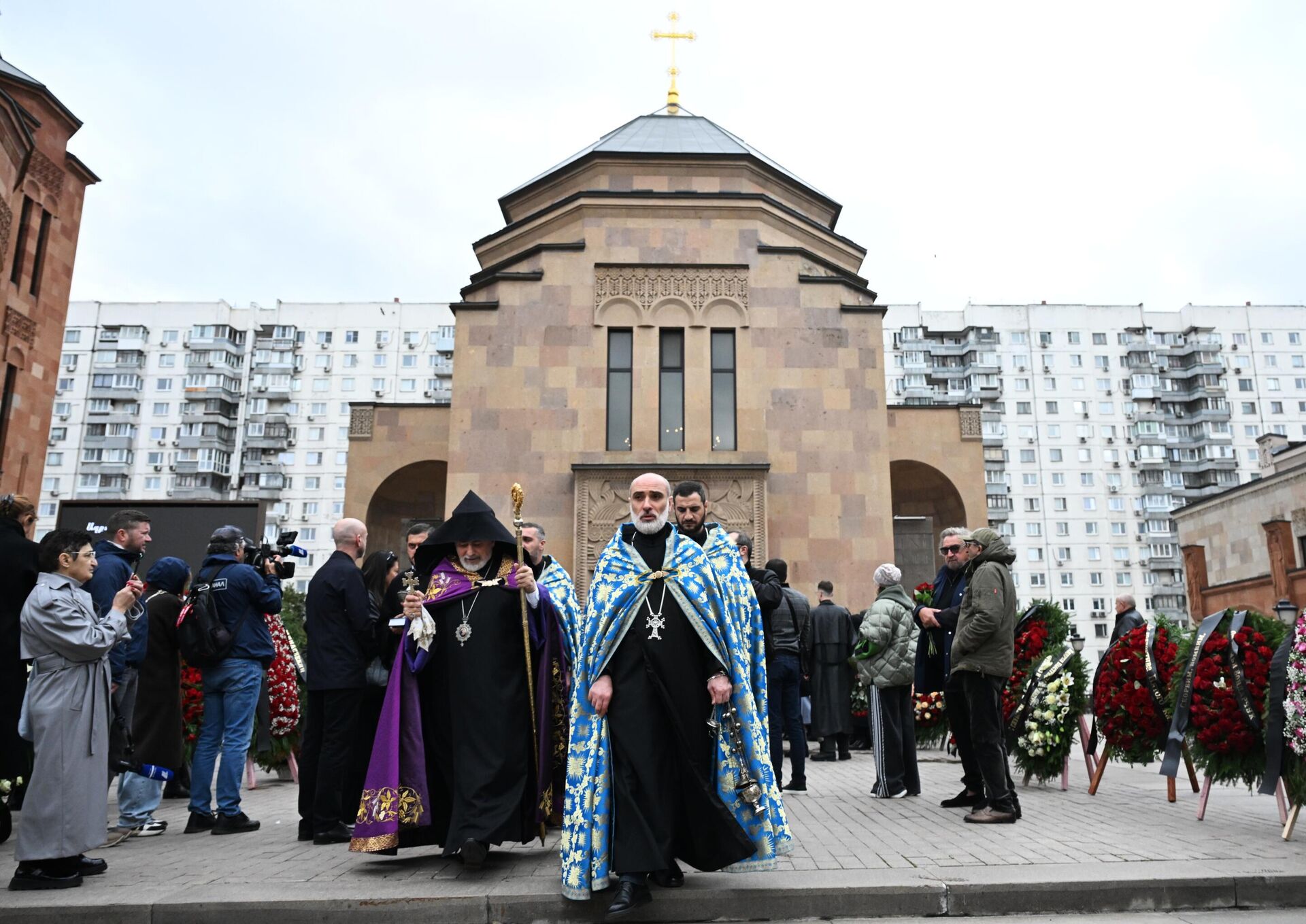 Армянская церковь Святого креста в Москве, где проходит церемония прощания с режиссером и телеведущим Тиграном Кеосаяном (28 сентября 2025). Москвa - Sputnik Արմենիա, 1920, 28.09.2025