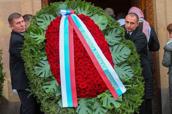 ՌԴ նախագահի ծաղկեպսակը Մոսկվայի հայկական եկեղեցու մոտ - Sputnik Արմենիա