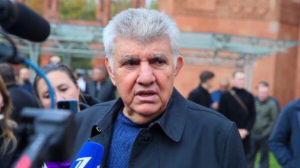 Президент Союза армян России Ара Абрамян перед церемонией прощания с режиссером и телеведущим Тиграном Кеосаяном в армянской церкви Святого креста (28 сентября 2025). Москвa - Sputnik Армения