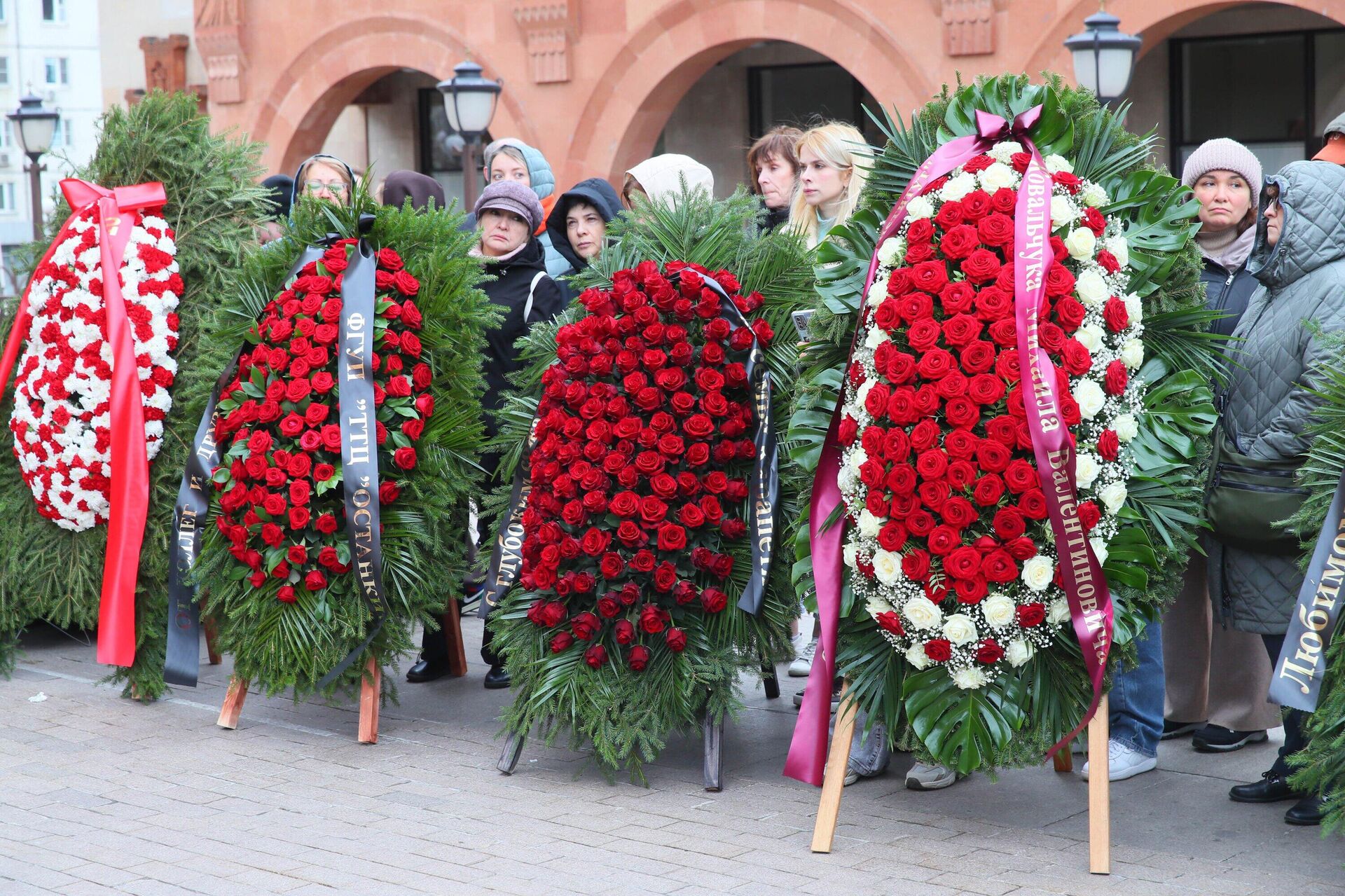 Венки у Армянской церкви Святого креста, где проходит церемония прощания с режиссером и телеведущим Тиграном Кеосаяном (28 сентября 2025). Москвa - Sputnik Արմենիա, 1920, 28.09.2025