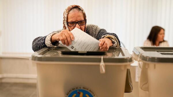 Пожилая женщина во время парламентских выборов в Молдове (28 сентября 2025). Кишинев - Sputnik Армения