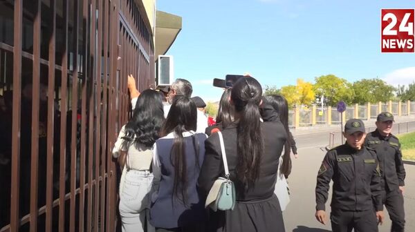 Լարված իրավիճակ ՊՆ-ի դարպասների մոտ - Sputnik Արմենիա