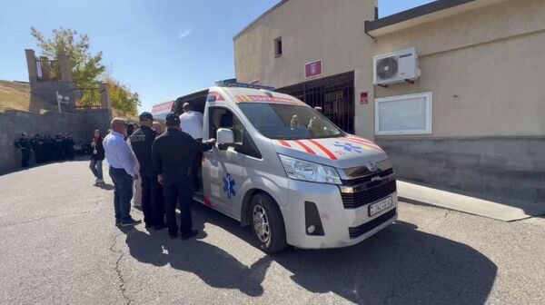 Состояние одного из участников акции у здания МО резко ухудшилось - Sputnik Армения