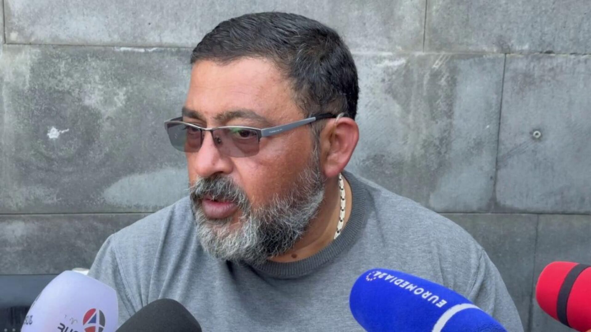 Арсен Гукасян общается с прессой во время акции протеста перед зданием Министерства обороны (29 сентября 2025). Еревaн - Sputnik Արմենիա, 1920, 10.10.2025