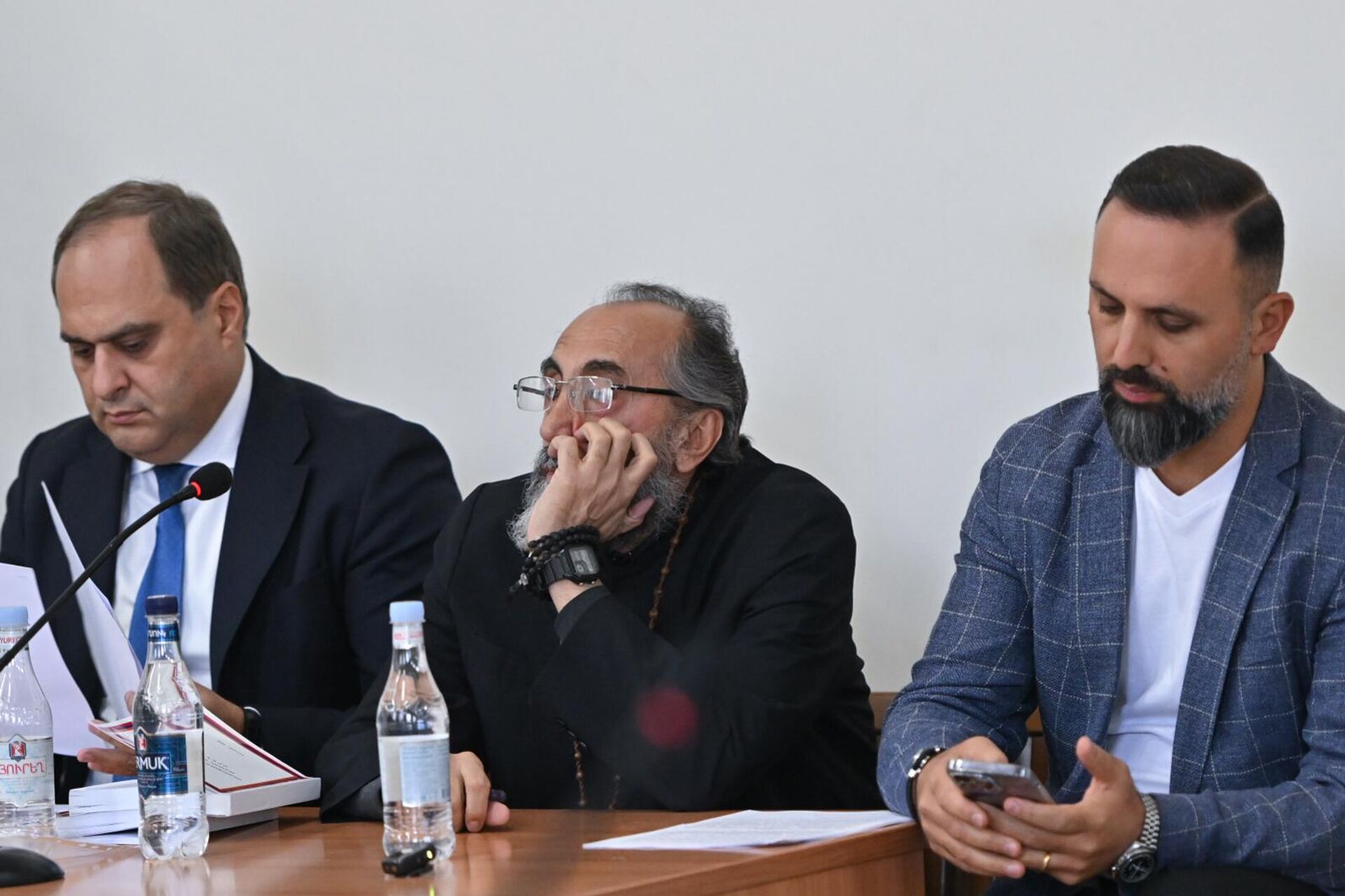 Адвокат Ара Зограбян, предводитель Ширакской епархии архиепископ Микаэл Аджапахян и адвокат Ерем Саркисян во время судебного заседания по делу предводителя Ширакской епархии архиепископа Микаэла Аджапахяна (29 сентября 2025). Еревaн Адвокат Ара Зограбян, предводитель Ширакской епархии архиепископ Микаэл Аджапахян и адвокат Ерем Саркисян во время судебного заседания по делу предводителя Ширакской епархии архиепископа Микаэла Аджапахяна (29 сентября 2025). Еревaн - Sputnik Армения, 1920, 29.09.2025