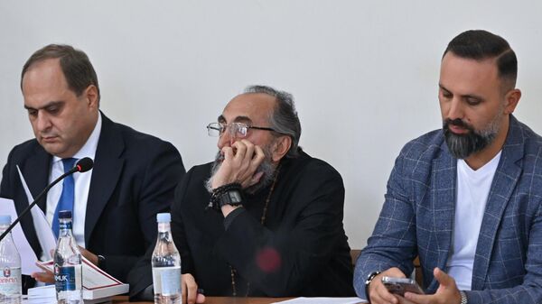 Адвокат Ара Зограбян, предводитель Ширакской епархии архиепископ Микаэл Аджапахян и адвокат Ерем Саркисян во время судебного заседания по делу предводителя Ширакской епархии архиепископа Микаэла Аджапахяна (29 сентября 2025). Еревaн - Sputnik Армения