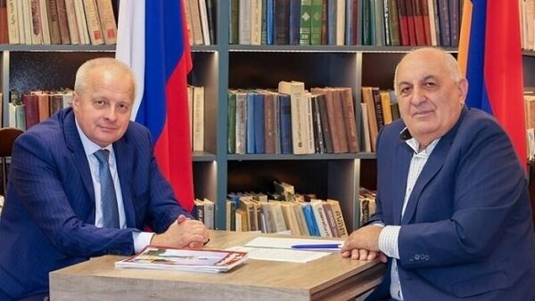 Посол РФ Сергей Копыркин дает интервью газете Сюняц Еркир (29 сентября 2025). Сюник - Sputnik Армения