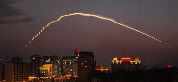 Միջմայրցամաքային բալիստիկ հրթիռի ցածր հետագծով հետքեր, ենթադրաբար՝ գերձայնային տեխնոլոգիաների կիրառմամբ, ինչը արվել է նախատեսվող մարտական բլոկի մանևրելու ունակությունը և արագությունը բարելավելու նպատակով։ - Sputnik Արմենիա