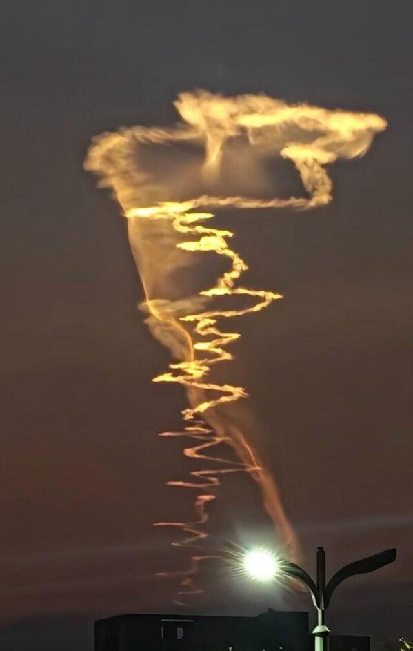 Միջմայրցամաքային բալիստիկ հրթիռի ցածր հետագծով հետքեր, ենթադրաբար՝ գերձայնային տեխնոլոգիաների կիրառմամբ, ինչը արվել է նախատեսվող մարտական բլոկի մանևրելու ունակությունը և արագությունը բարելավելու նպատակով։ - Sputnik Արմենիա