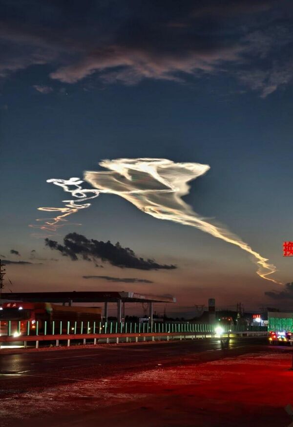 Միջմայրցամաքային բալիստիկ հրթիռի ցածր հետագծով հետքեր, ենթադրաբար՝ գերձայնային տեխնոլոգիաների կիրառմամբ, ինչը արվել է նախատեսվող մարտական բլոկի մանևրելու ունակությունը և արագությունը բարելավելու նպատակով։ - Sputnik Արմենիա