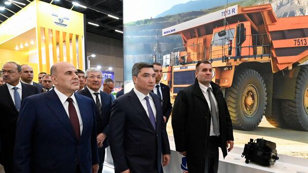Председатель правительства РФ Михаил Мишустин и премьер-министр Казахстана Олжас Бектенов на международной промышленной выставке Иннопром (29 сентября 2025). Минск - Sputnik Армения