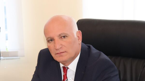 Председатель Комиссии по регулированию общественных услуг Месроп Месропян на заседании (30 сентября 2025). Еревaн - Sputnik Армения