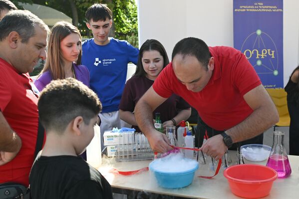 Ежегодная выставка вузов и академических институтов Неделя науки на площади Свободы (30 сентября 2025). Ереван - Sputnik Армения