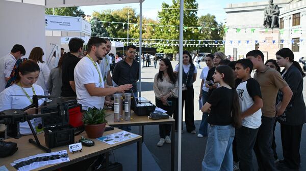 Ежегодная выставка вузов и академических институтов Неделя науки на площади Свободы (30 сентября 2025). Ереван - Sputnik Армения