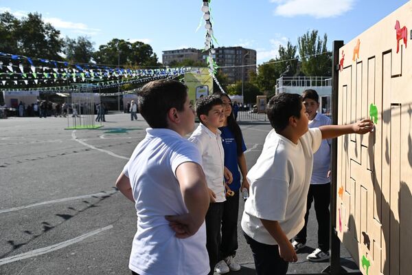 Ежегодная выставка вузов и академических институтов Неделя науки на площади Свободы (30 сентября 2025). Ереван - Sputnik Армения