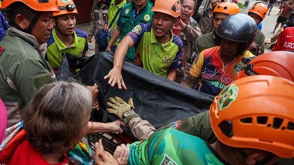 Спасатели работают с пострадавшими от землетрясения (1 октября 2025). Филиппины - Sputnik Армения