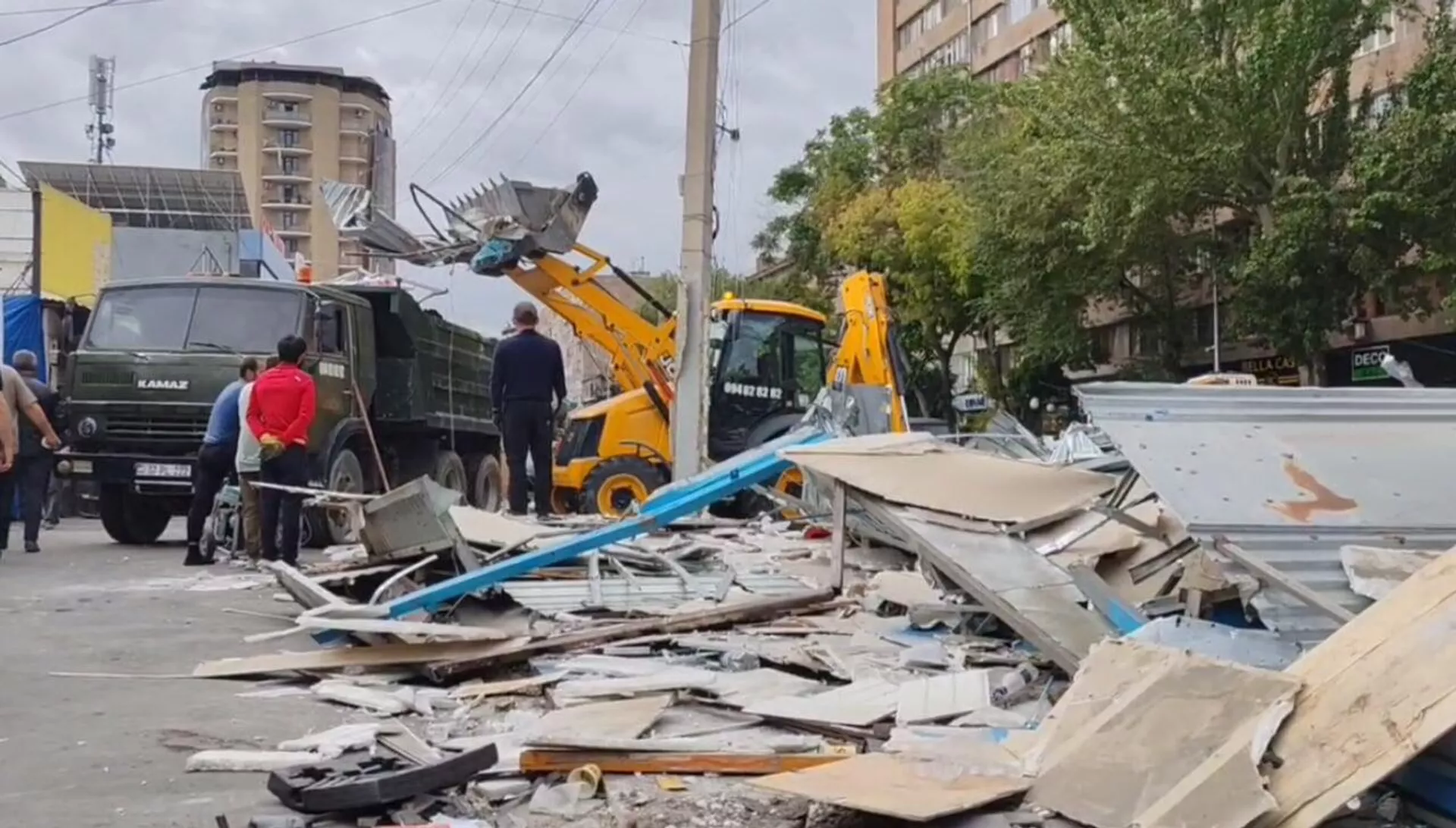 Мэрия Еревана демонтирует торговые палатки на рынке Гнуни (1 октября 2025). Еревaн - Sputnik Армения, 1920, 01.10.2025