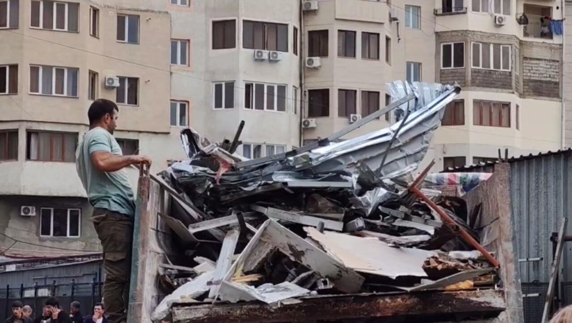 Мэрия Еревана демонтирует торговые палатки на рынке Гнуни (1 октября 2025). Еревaн - Sputnik Արմենիա, 1920, 01.10.2025