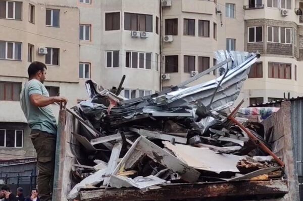 Мэрия Еревана демонтирует торговые палатки на рынке Гнуни (1 октября 2025). Еревaн Мэрия Еревана демонтирует торговые палатки на рынке Гнуни (1 октября 2025). Еревaн - Sputnik Армения