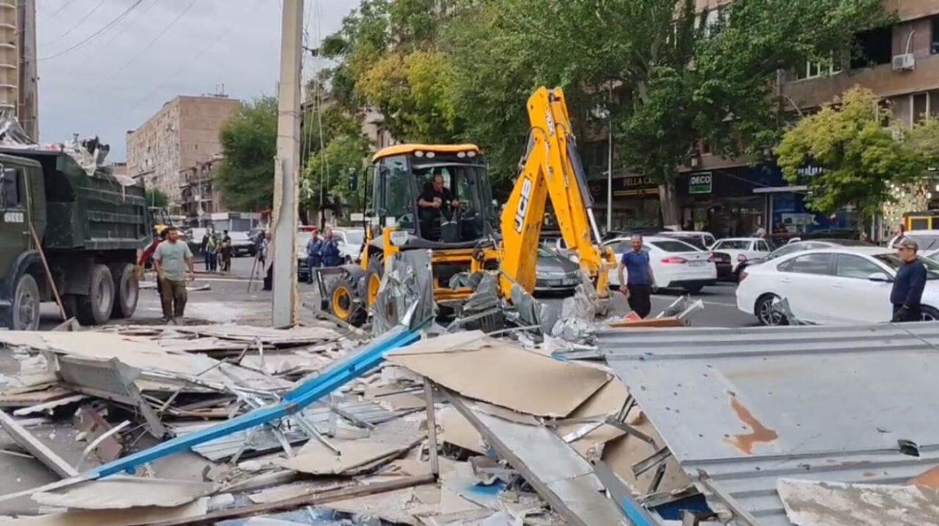 Мэрия Еревана демонтирует торговые палатки на рынке Гнуни (1 октября 2025). Еревaн - Sputnik Արմենիա, 1920, 01.10.2025