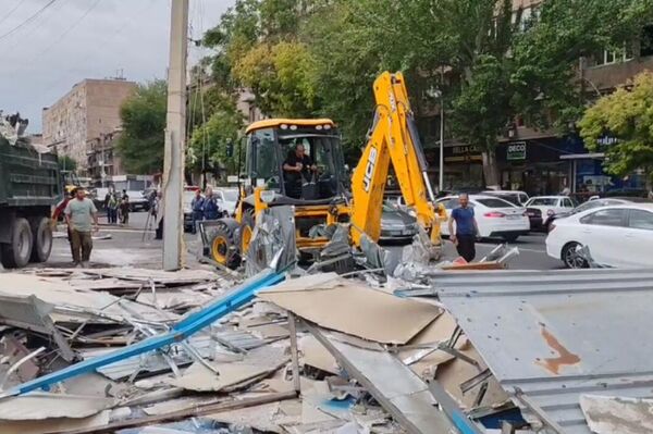 Мэрия Еревана демонтирует торговые палатки на рынке Гнуни (1 октября 2025). Еревaн Мэрия Еревана демонтирует торговые палатки на рынке Гнуни (1 октября 2025). Еревaн - Sputnik Армения