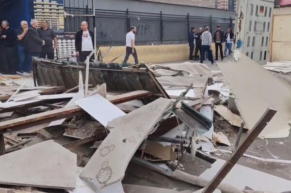 Мэрия Еревана демонтирует торговые палатки на рынке Гнуни (1 октября 2025). Еревaн Мэрия Еревана демонтирует торговые палатки на рынке Гнуни (1 октября 2025). Еревaн - Sputnik Армения