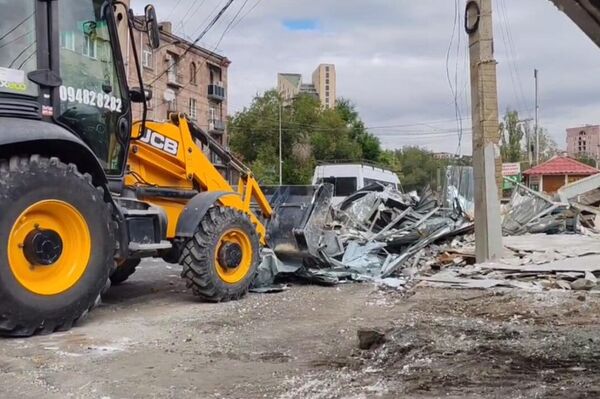 Мэрия Еревана демонтирует торговые палатки на рынке Гнуни (1 октября 2025). Еревaн Мэрия Еревана демонтирует торговые палатки на рынке Гнуни (1 октября 2025). Еревaн - Sputnik Армения