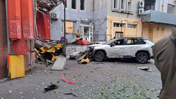 Последствия атаки дрона ВСУ в Новой Каховке (1 октября 2025). Херсонская область - Sputnik Армения