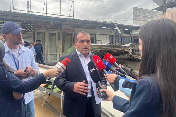 Замначальника управления градостроительства и земельного контроля мэрии Еревана Рубен Ходжаян общается с прессой на месте демонтажа торговых палаток на рынке Гнуни (1 октября 2025). Еревaн Замначальника управления градостроительства и земельного контроля мэрии Еревана Рубен Ходжаян общается с прессой на месте демонтажа торговых палаток на рынке Гнуни (1 октября 2025). Еревaн - Sputnik Армения