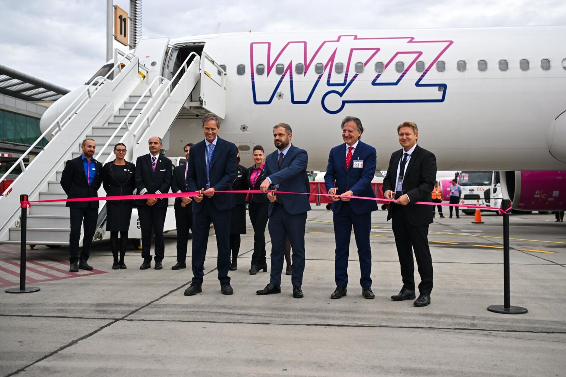 Министр экономики Геворг Папоян на церемонии приветствия и перерезания ленточки рейса Неаполь-Ереван авиакомпании Wizz Air (1 октября 2025). Еревaн Министр экономики Геворг Папоян на церемонии приветствия и перерезания ленточки рейса Неаполь-Ереван авиакомпании Wizz Air (1 октября 2025). Еревaн - Sputnik Армения, 1920, 01.10.2025