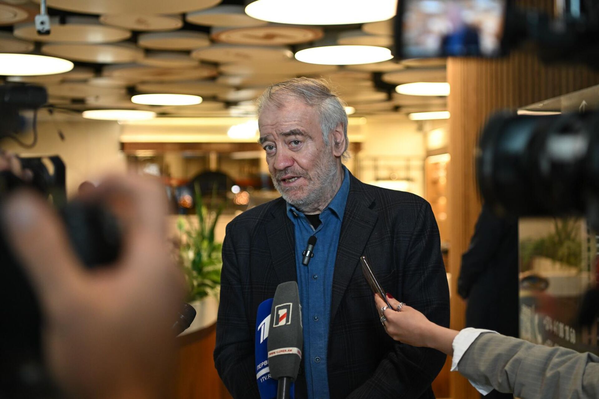 Художественный руководитель-директор, главный дирижер Мариинского театра Валерий Гергиев общается с прессой по прибытии в Армению (1 октября 2025). Еревaн - Sputnik Արմենիա, 1920, 01.10.2025