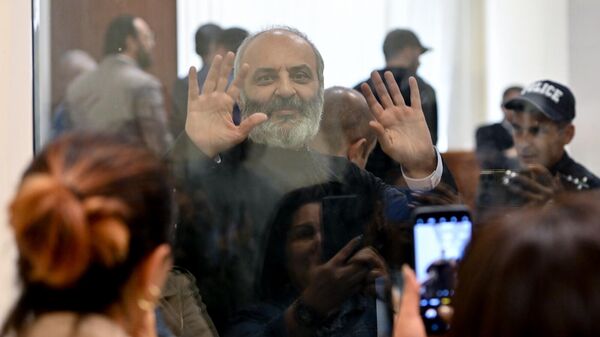 Архиепископ Баграт Галстанян во время судебного заседания (2 октября 2025). Еревaн - Sputnik Армения