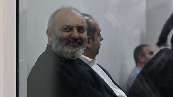 Архиепископ Баграт Галстанян во время судебного заседания (2 октября 2025). Еревaн - Sputnik Армения