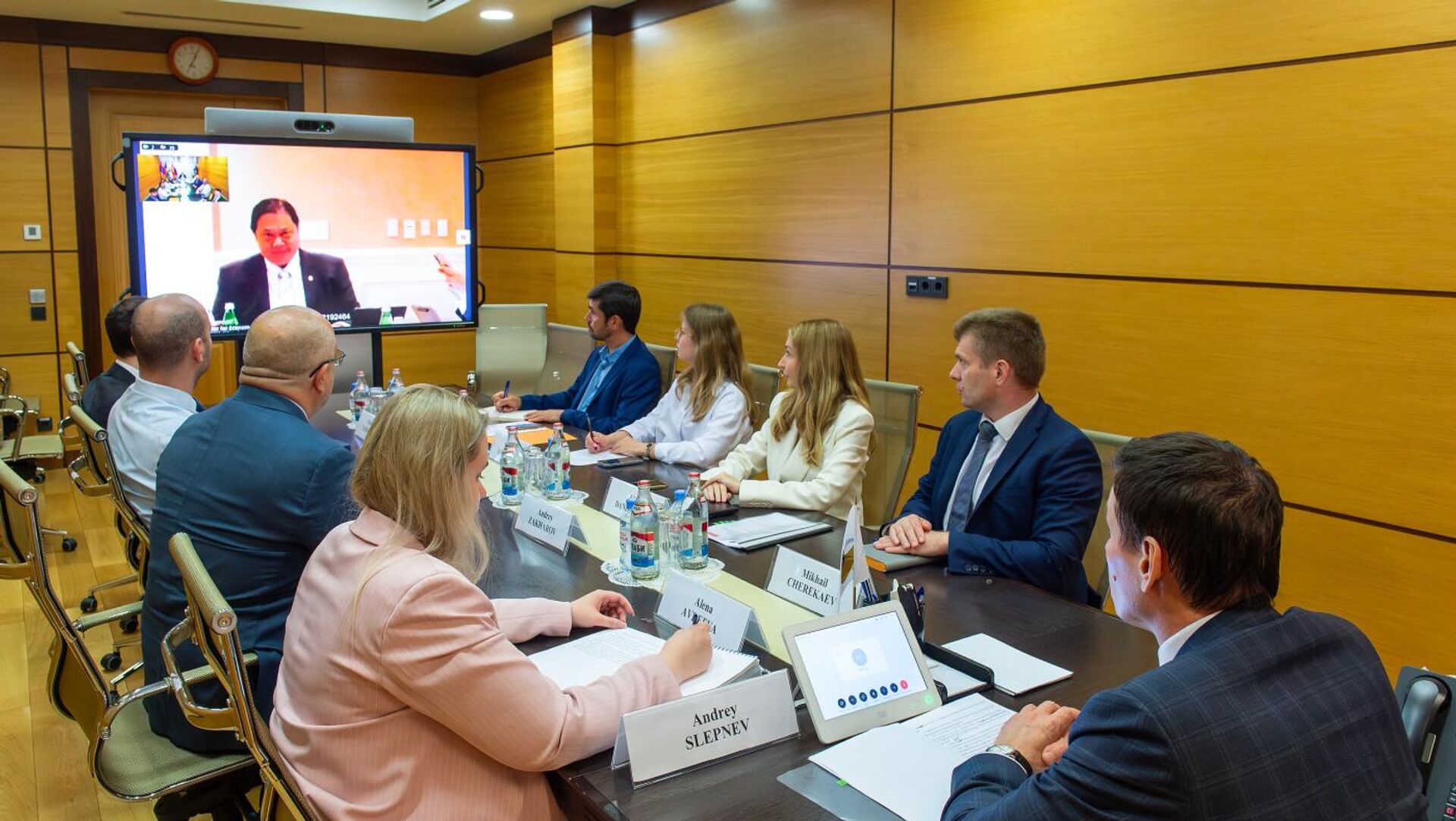 Министр по торговле Евразийской экономической комиссии Андрей Слепнев и министр-координатор по экономическим вопросам Республики Индонезия Аирлангга Хартарто на переговорах по заключению соглашения о свободной торговле Министр по торговле Евразийской экономической комиссии Андрей Слепнев и министр-координатор по экономическим вопросам Республики Индонезия Аирлангга Хартарто на переговорах по заключению соглашения о свободной торговле - Sputnik Армения, 1920, 03.10.2025